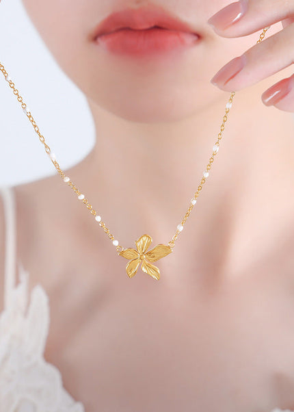 European and American ancient style, simple and niche design, light luxury temperament, new titanium steel flowers, personality dripping oil retro necklace women