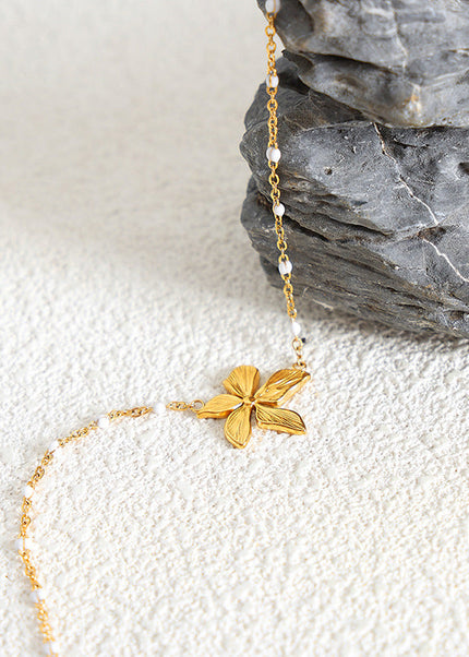 European and American ancient style, simple and niche design, light luxury temperament, new titanium steel flowers, personality dripping oil retro necklace women