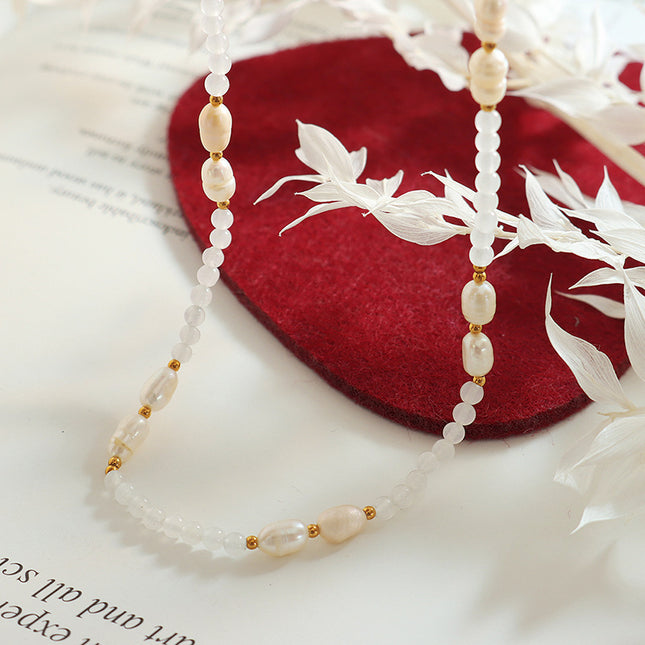 Winter new non-fading French retro personality stone freshwater pearl pendant titanium steel gold-plated beaded necklace jewelry