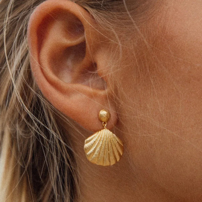 European and American cross-border gold-plated shell stud earrings, high-end fashion, niche, simple steel bead earrings, stainless steel metal earrings