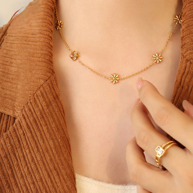 Fairy temperament, floral fresh design, daisy titanium steel gold-plated necklace does not fade, the same jewelry of Internet celebrity bloggers