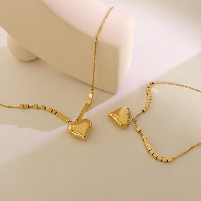 Mystery ins Korean new trendy love snake bone chain retro sense versatile niche design sense peach heart pendant necklace