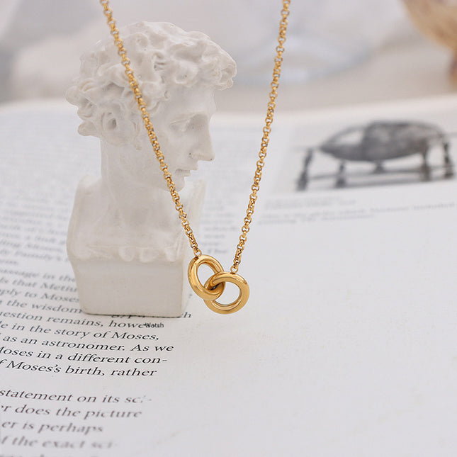 European and American cross-border new high-end light luxury personality design round titanium steel gold-plated interlocking pendant necklace women