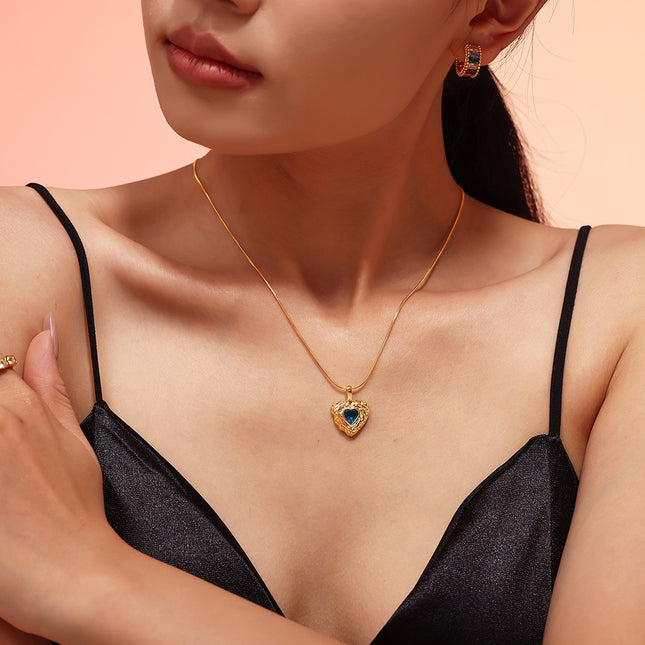 Vintage hammered copper crystal love pendant ins cold wind girl sweet niche design clavicle chain accessories