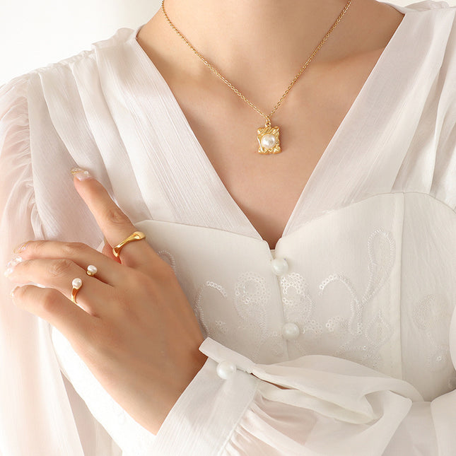 Personality design, niche accessories wholesale French ins style fashion temperament, imitation pearl square brand pendant necklace women
