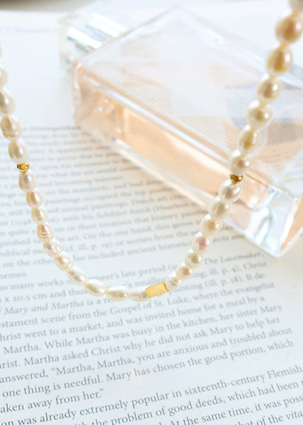 French retro sense of luxury, vintage style, freshwater pearl chain, titanium steel fittings, 18K gold-plated light luxury necklace jewelry, women