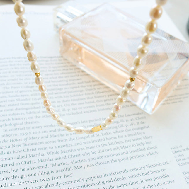 French retro sense of luxury, vintage style, freshwater pearl chain, titanium steel fittings, 18K gold-plated light luxury necklace jewelry, women