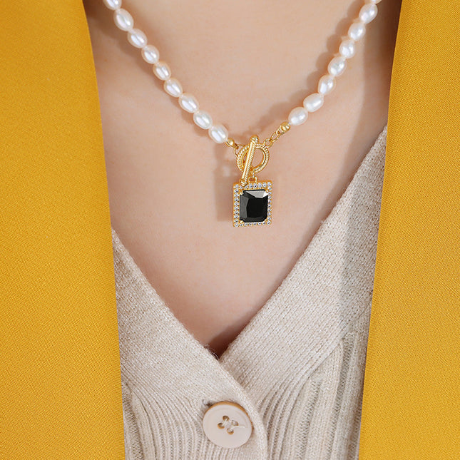 Flota Necklace