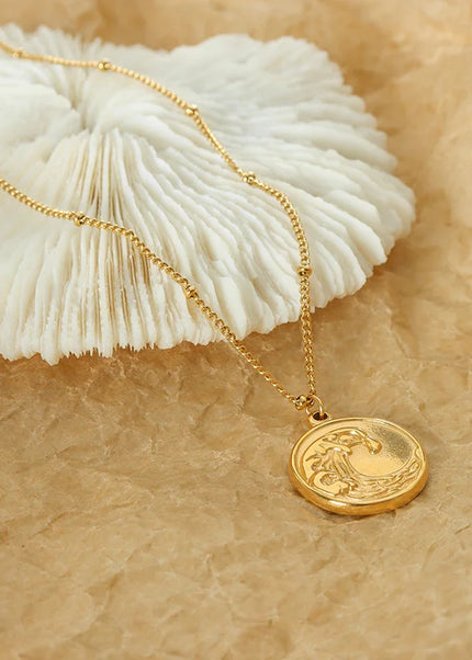 Niche design cold ins trend titanium steel plated 18K gold clavicle chain coin embossed wave pattern pendant necklace