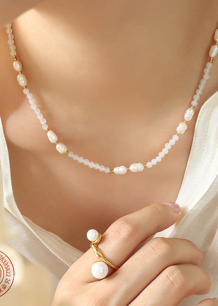 Winter new non-fading French retro personality stone freshwater pearl pendant titanium steel gold-plated beaded necklace jewelry