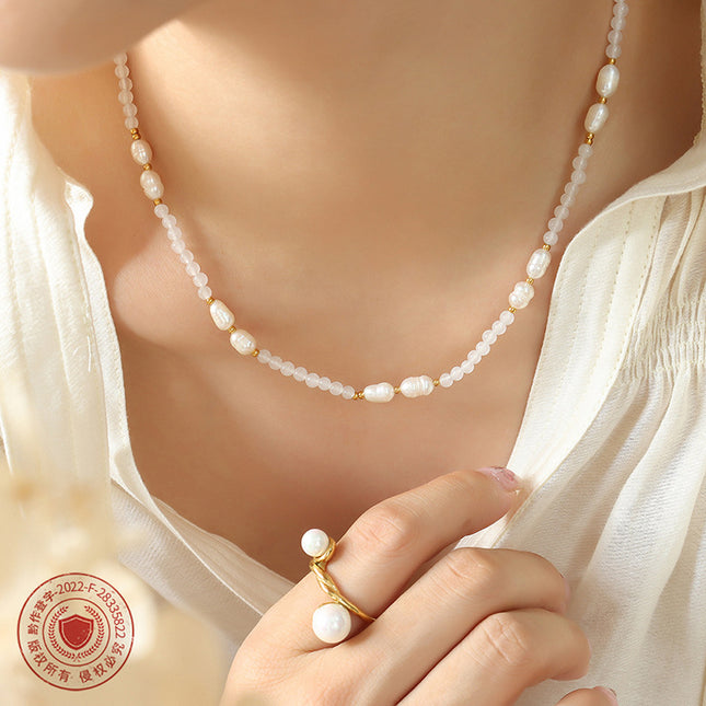 Winter new non-fading French retro personality stone freshwater pearl pendant titanium steel gold-plated beaded necklace jewelry