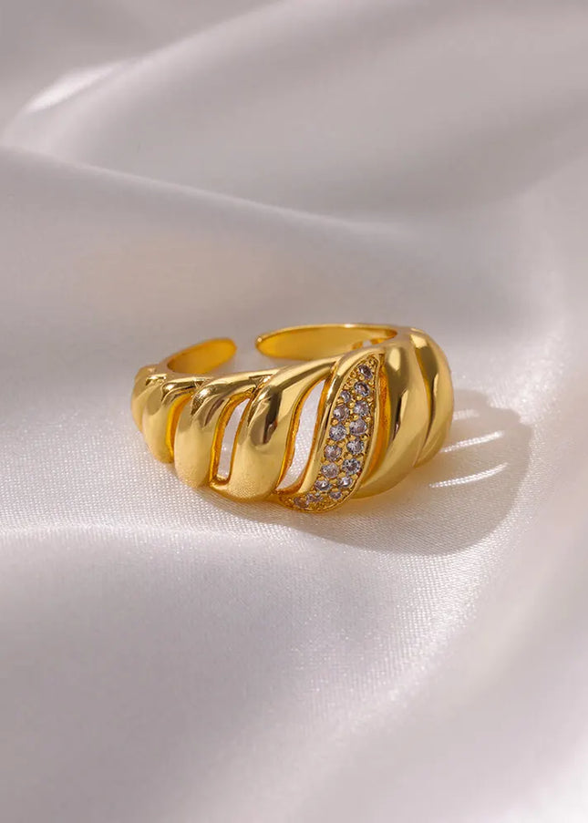 Adela Ring