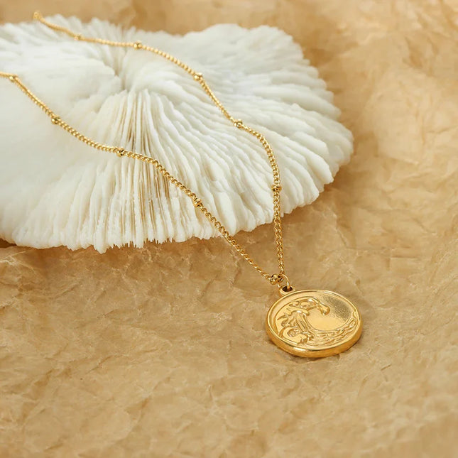 Niche design cold ins trend titanium steel plated 18K gold clavicle chain coin embossed wave pattern pendant necklace