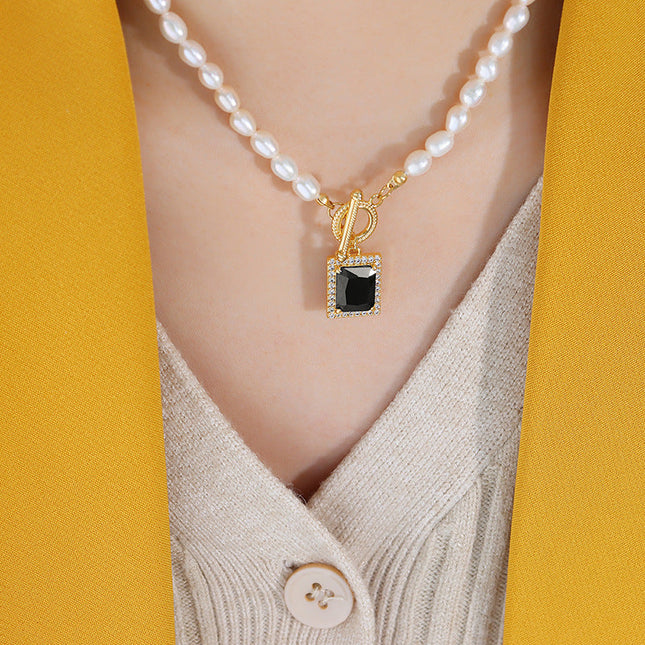Flota Necklace