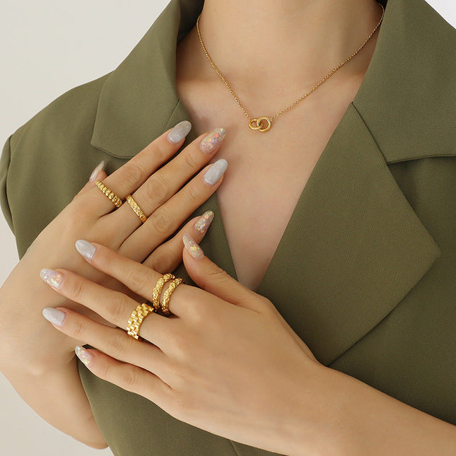 European and American cross-border new high-end light luxury personality design round titanium steel gold-plated interlocking pendant necklace women