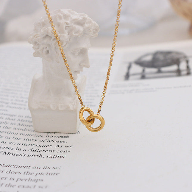 European and American cross-border new high-end light luxury personality design round titanium steel gold-plated interlocking pendant necklace women
