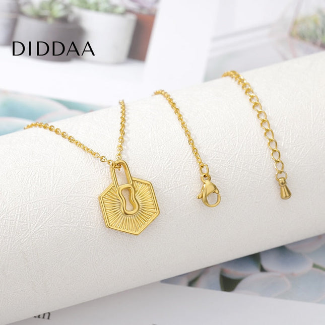 Lockhart Pendent Necklace | Gold Locket Chain - Gold - Necklaces