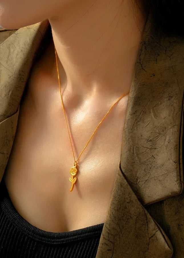 European and American personality fashion, simple niche sweet jewelry, geometric three-dimensional rose pendant, titanium steel gold-plated necklace