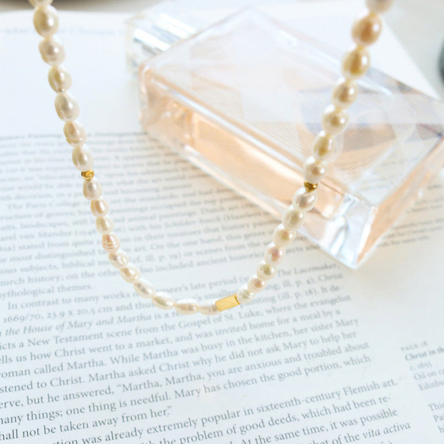 French retro sense of luxury, vintage style, freshwater pearl chain, titanium steel fittings, 18K gold-plated light luxury necklace jewelry, women