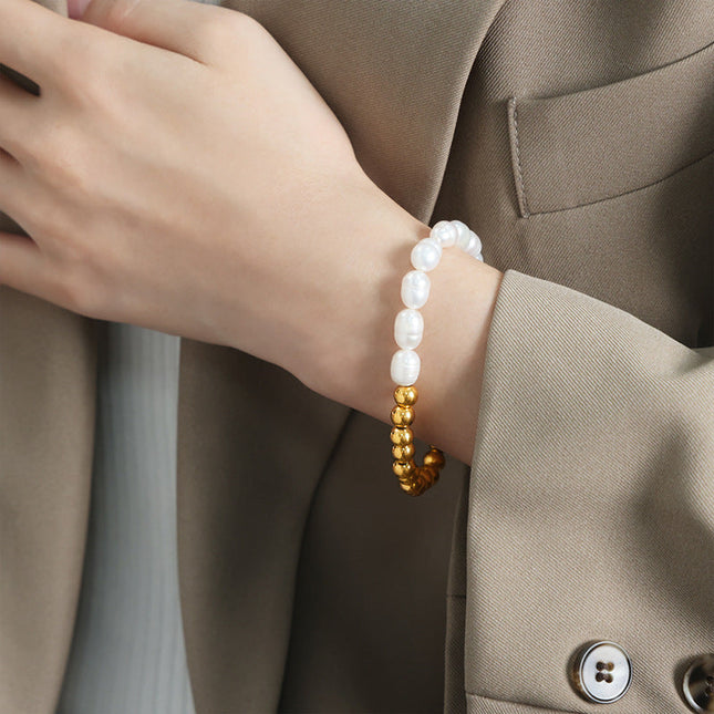 The new light luxury and versatile high-end natural freshwater pearl hand-beaded titanium steel gold-plated bracelet jewelry of the Queen Mother of the West