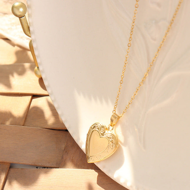 French unisex retro temperament niche design flap heart pendant necklace plated 18K gold heart clavicle chain