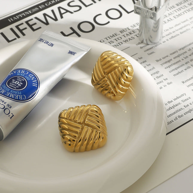 Jieding European and American gold titanium steel stud earrings do not fade earrings, women's light luxury, high-end earrings, stainless steel jewelry cross-border