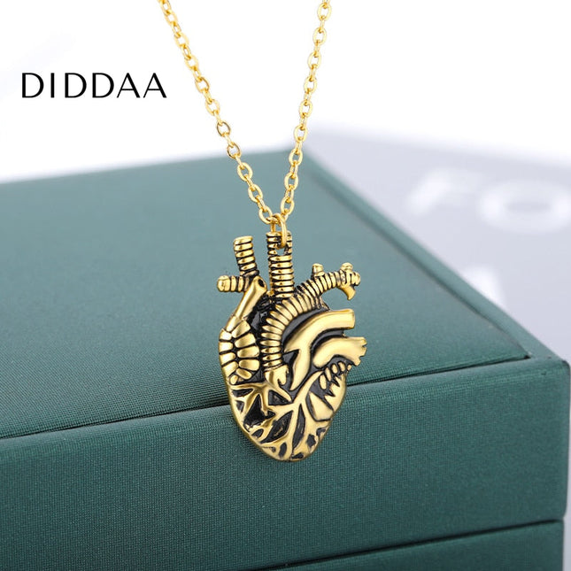 Garde Pendant Necklace | Gold Black Heart Chain - Necklaces