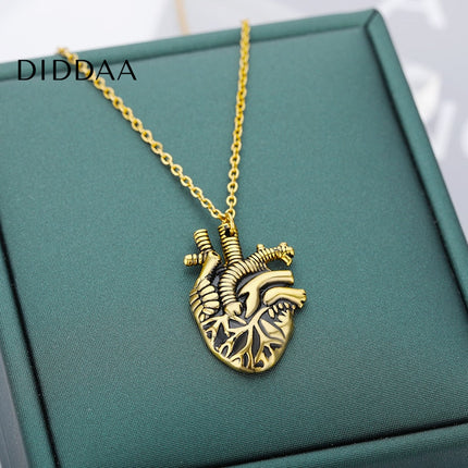 Garde Pendant Necklace | Gold Black Heart Chain - Necklaces