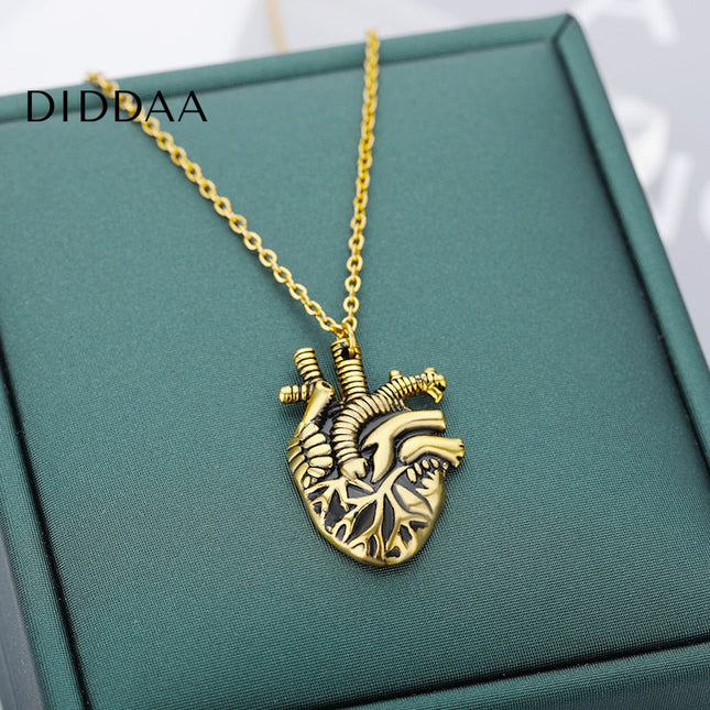 Garde Pendant Necklace | Gold Black Heart Chain - Necklaces
