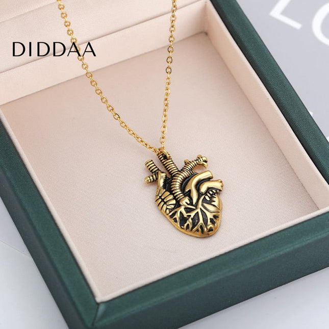 Garde Pendant Necklace | Gold Black Heart Chain - Necklaces