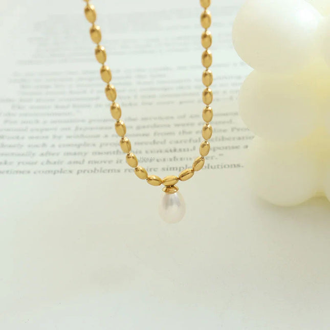 European and American temperament jewelry neutral style cross-border fashion titanium steel gold-plated oval bead chain freshwater pearl pendant necklace