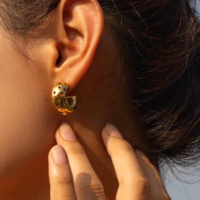 18k gold stainless steel round hollow C-shaped earrings 2023 new trendy temperament Internet celebrity niche design earrings