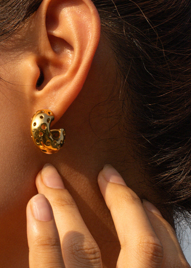 18k gold stainless steel round hollow C-shaped earrings 2023 new trendy temperament Internet celebrity niche design earrings