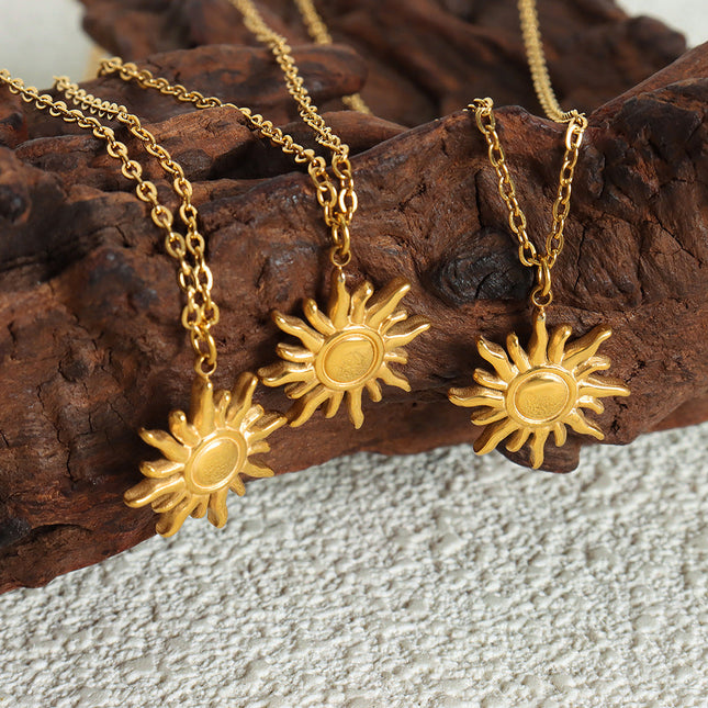 The Queen Mother of the West 18K gold does not fade, personality light luxury clavicle chain fashion simple small sun pendant titanium steel necklace women