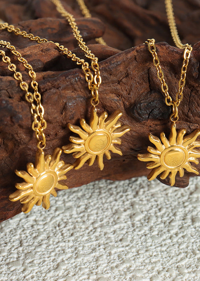 The Queen Mother of the West 18K gold does not fade, personality light luxury clavicle chain fashion simple small sun pendant titanium steel necklace women