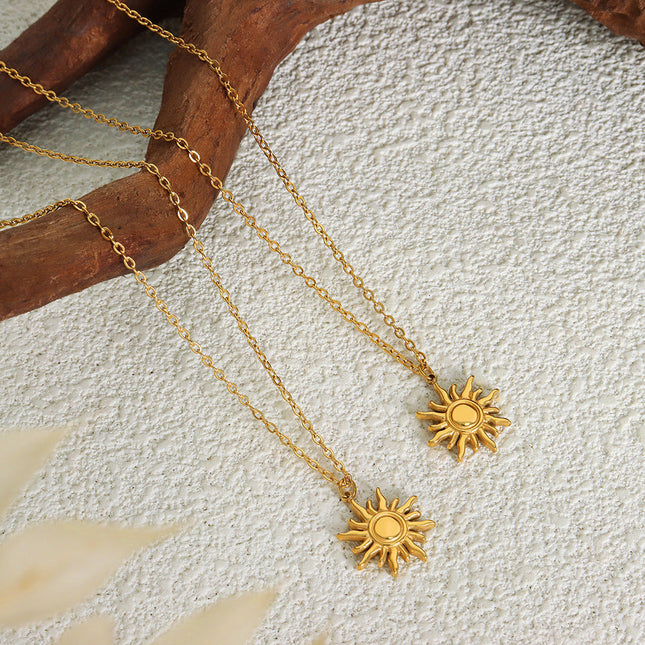 The Queen Mother of the West 18K gold does not fade, personality light luxury clavicle chain fashion simple small sun pendant titanium steel necklace women