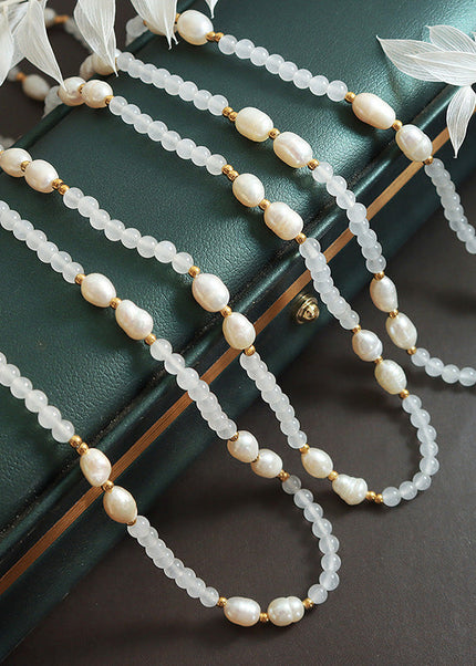 Winter new non-fading French retro personality stone freshwater pearl pendant titanium steel gold-plated beaded necklace jewelry